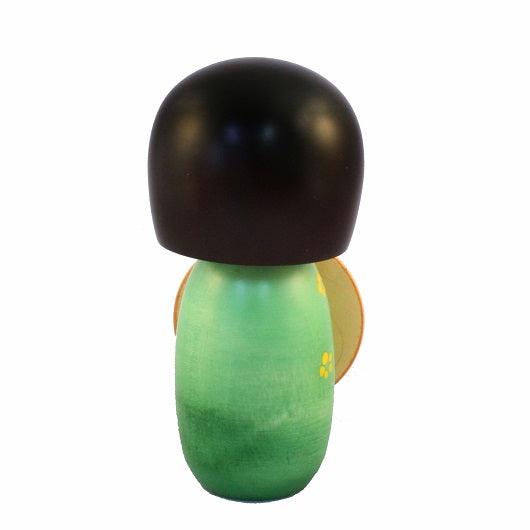 Grüne Kokeshi nach dem Regen