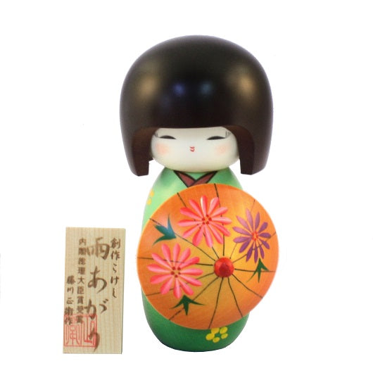 Grüne Kokeshi nach dem Regen